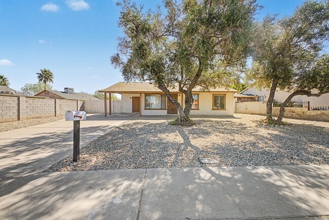 Building Photo - Beautiful 3 Bedroom Home with Large Grass Yard