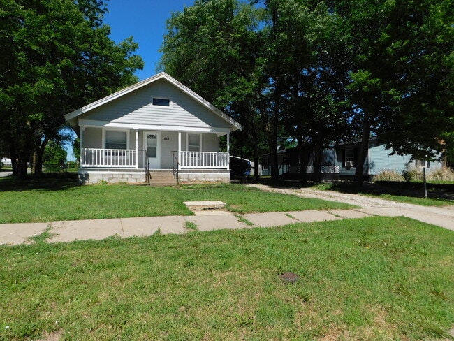 Building Photo - Affordable 3 bedroom/1 bath in El Dorado! Rental