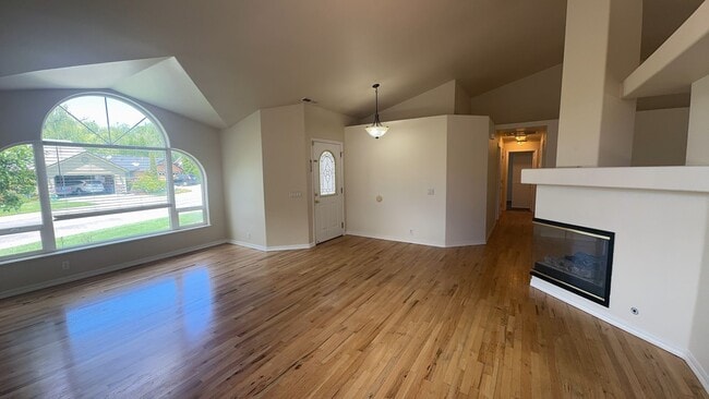 Building Photo - 3 Bed 2 Bath Home With Garage