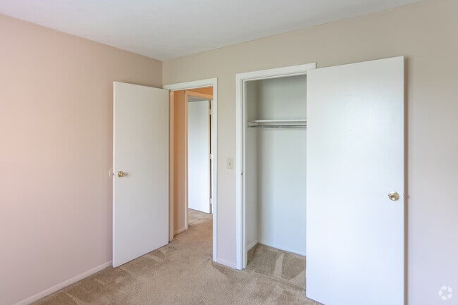 2BR, 1.5BA - 950 SF