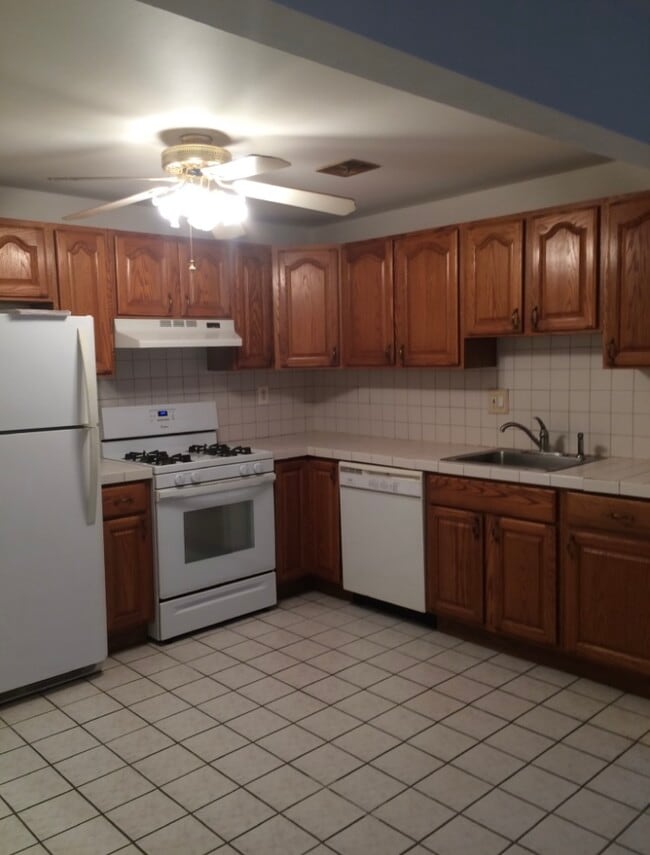 Large Kitchen - 62 Country Club Ln Unit 62