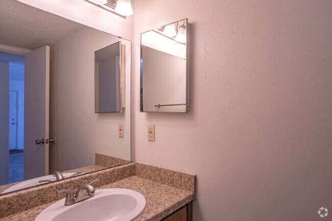 1BR, 1BA - 660SF