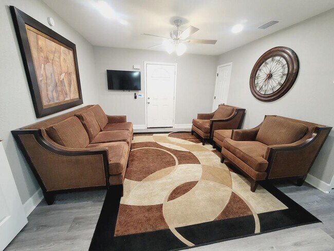 Photo - 1906 Karen Ln