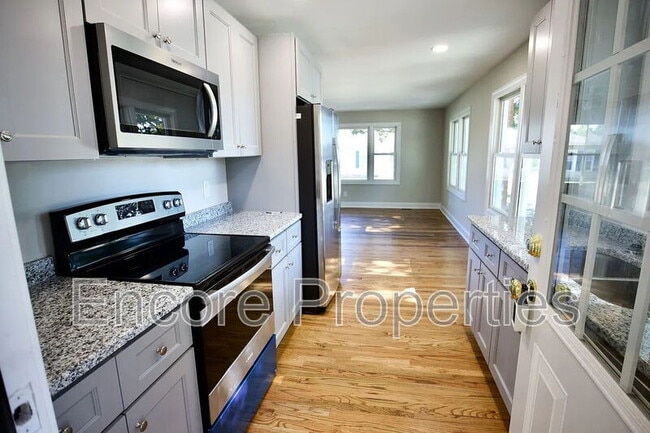 Photo - 901 Stewart St