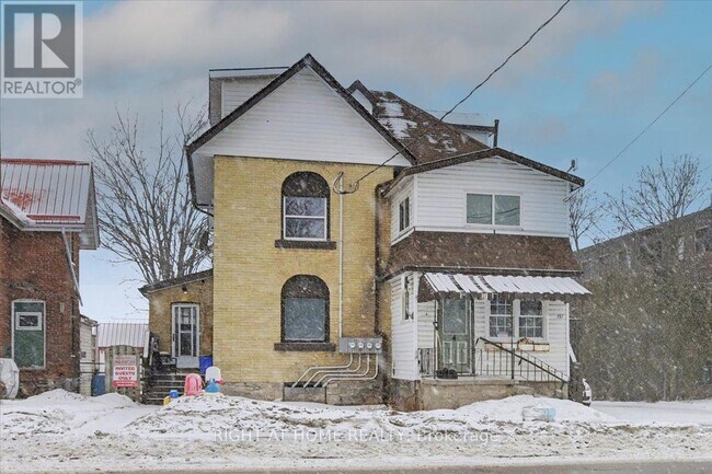 Photo - 157 Lindsay St S