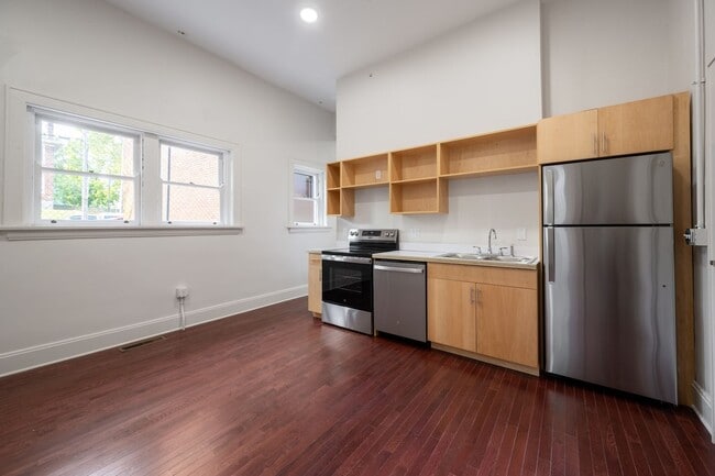 Building Photo - Coming Soon: Stylish 1BR Apartment – ETA 1... Unit 1