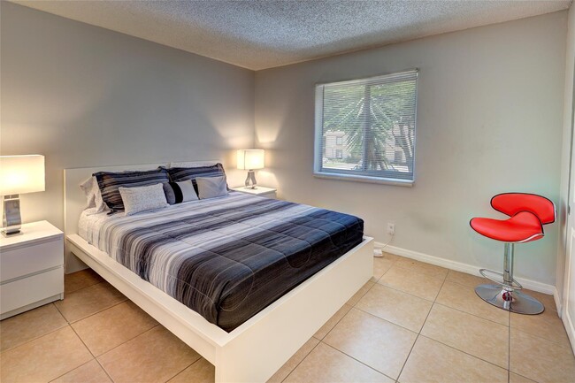 Building Photo - 304 Gardens Dr Unit 204 Rental
