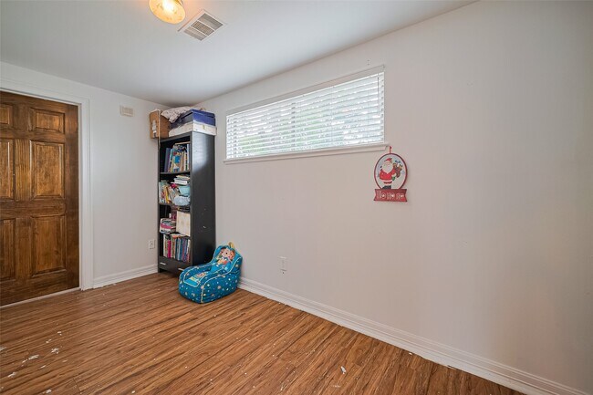 Building Photo - 13351 Oak Leaf Ln