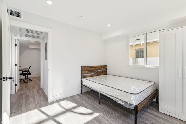 MH 1314 W 35th Pl