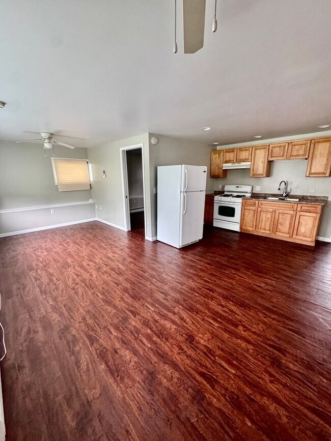 208-210 1/2 Hartwell