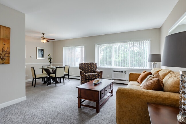 2BR, 2BA - 953SF - Dining/Living