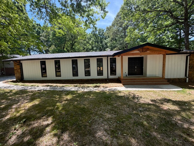 Building Photo - Room in House on Heritage Hills Cir