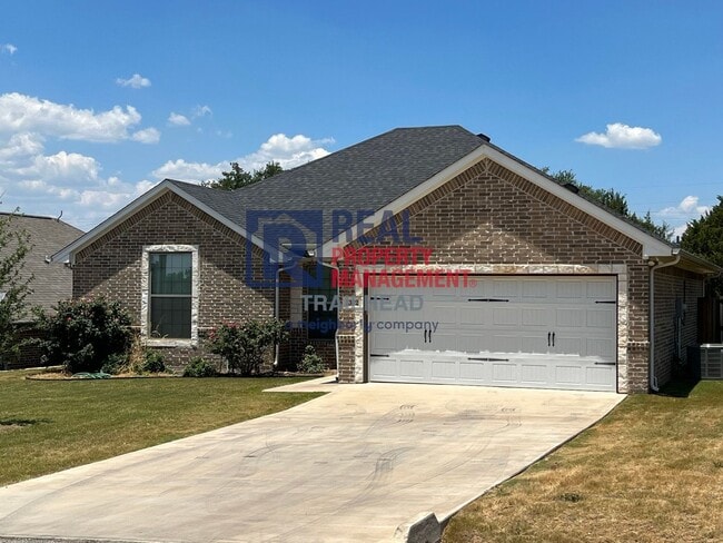 Building Photo - Stunning 3 Bed 2 Bath Home in Gated Lakesi...