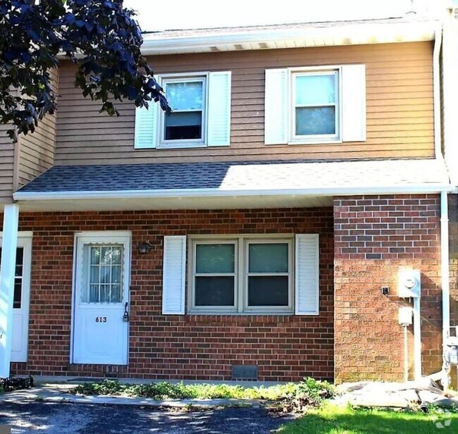 Building Photo - Charming 2 Bedroom Townhome Located in Han...