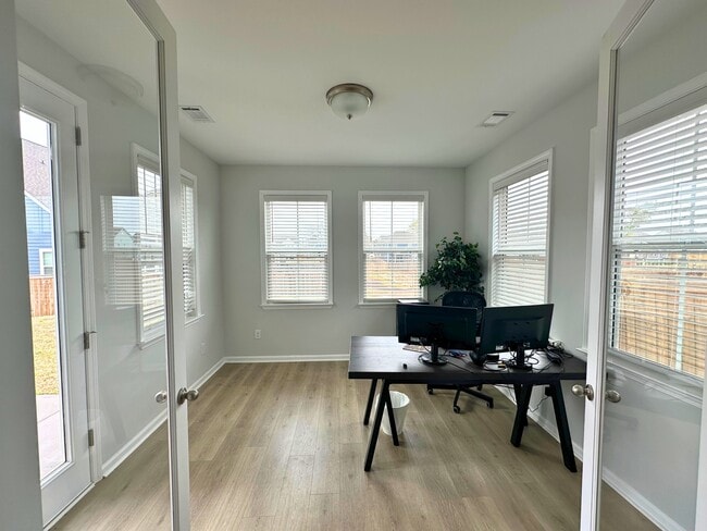 Photo - 547 Backacre Ct