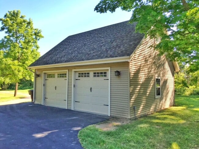 Photo - 2 Bedroom, 1.5 Bath Farm HOUSE, LARGE Yard, 2.5 Car Garage! UPDATES!