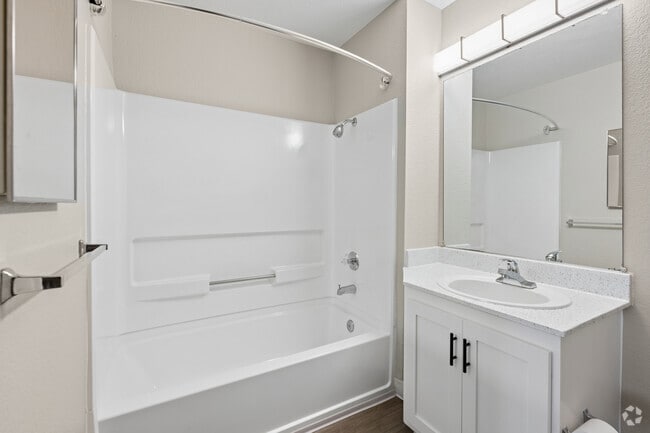 2BR, 2BA - 1,000SF - Second Bathroom