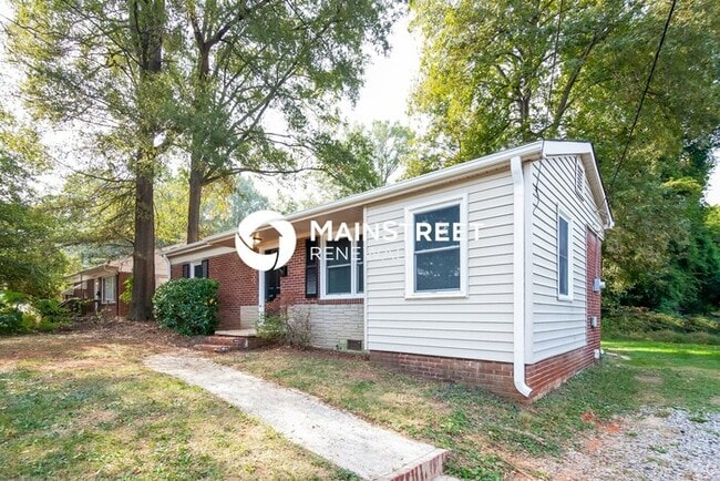 Photo - 3 Bedroom Pet-Friendly Home in Charlotte, NC with Main Street Renewal