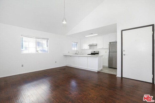 Building Photo - 1753 N Kenmore Ave