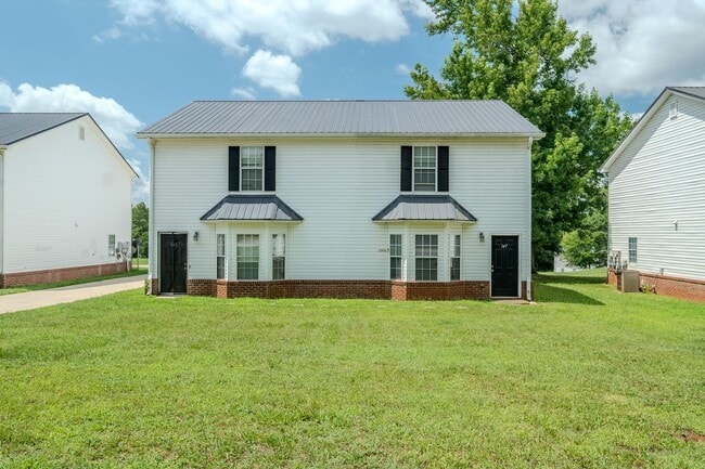 Building Photo - Spacious 4BR/3BA Townhome | Pet Friendly | Washer & Dryer Included | $1,600/mo