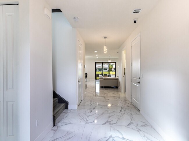 Photo - 7191 Montereal Path