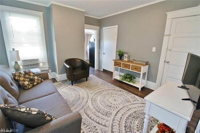 Photo - 1604 Maple Ave