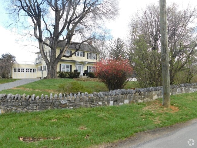 Building Photo - Fantastic mix of charm and updates! Rental