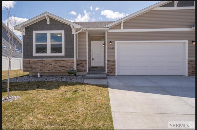 Building Photo - 4 bed 3 bath twinhome in Idaho Falls 2 set...