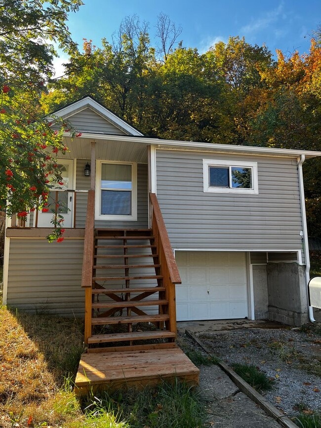 Building Photo - 2 bedroom 1 bath house with 1 car garage l...