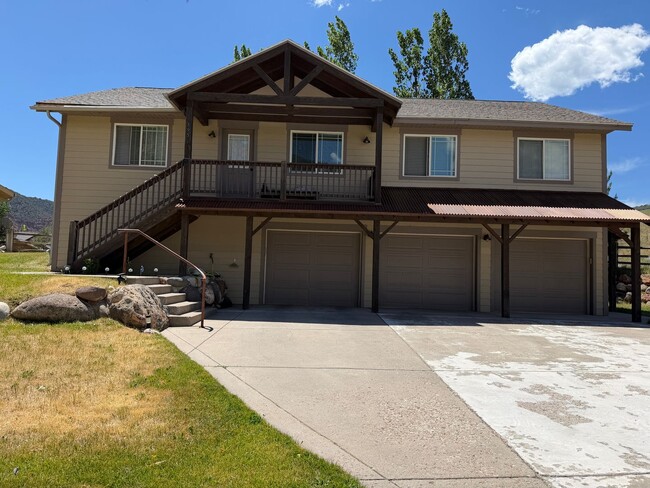 Building Photo - Three Bedroom Two Bath In Park East Subdivision