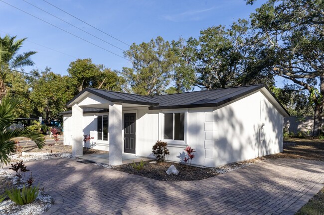 Renovated beautiful 3BR/2ba home in Dunedin - Renovated beautiful 3BR/2ba home in Dunedin