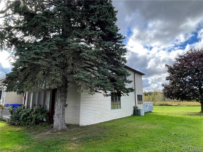 Photo - 3279 Clinton St