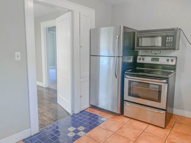 Photo - Pre-Leasing - 2 bed 1 bath