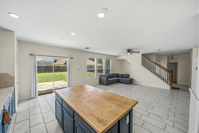 Photo - 9641 Weldridge Dr
