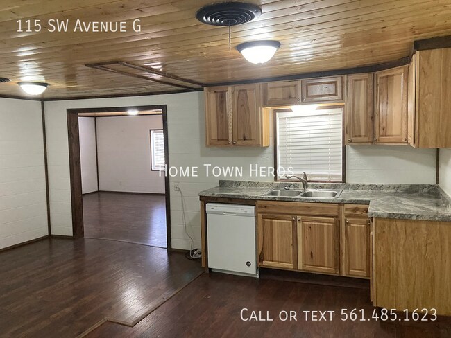 Photo - 115 SW Ave G