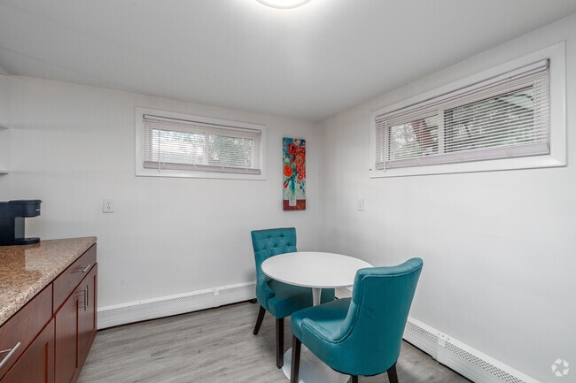 1 habitación, 1 baño - 645 pies cuadrados - Área de comedor - 1817 Burnet Ave - Utilities Included