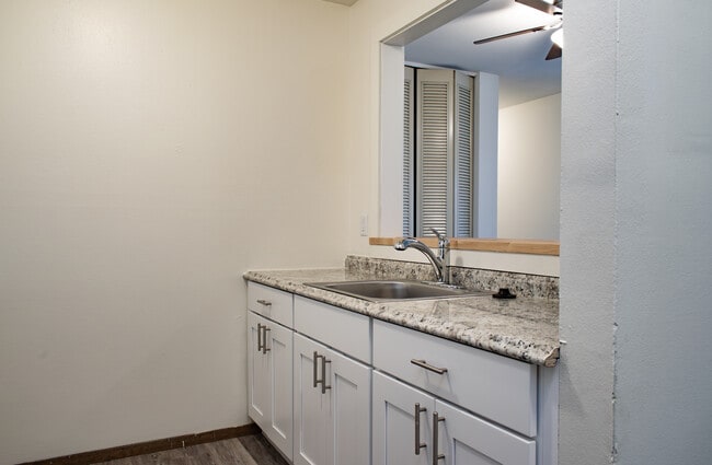 3245 N Oakland