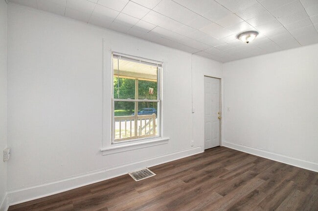 Photo - 147 Isbell St