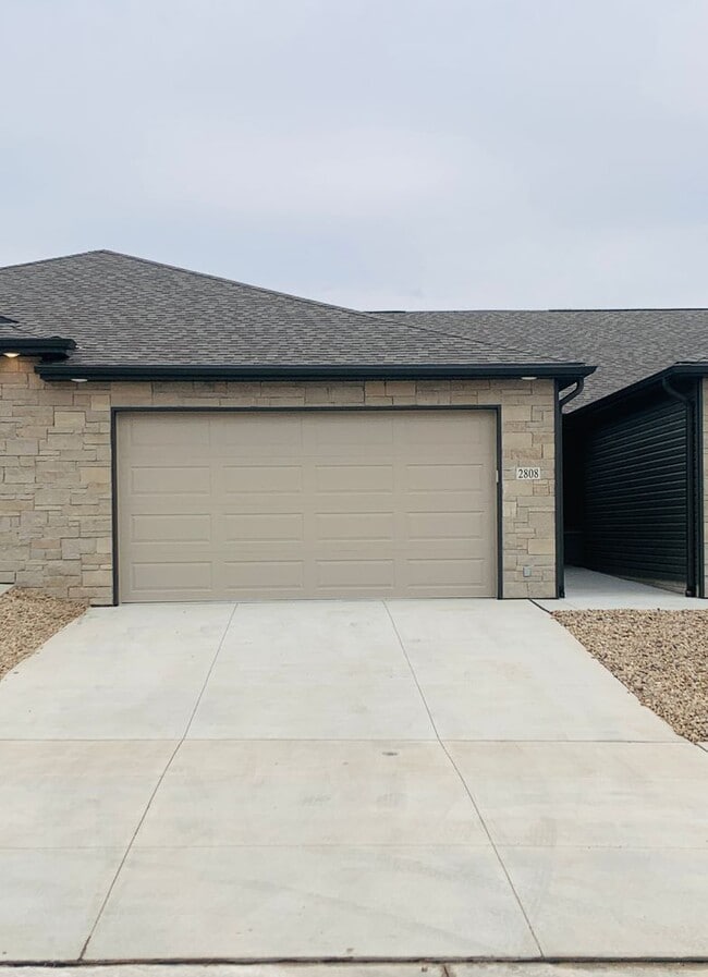 Photo - Beautiful ranch townhome with 2 stall gara...