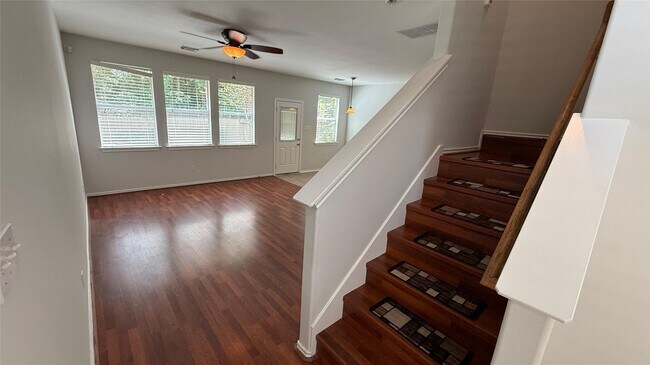 35 Ledgestone Pl