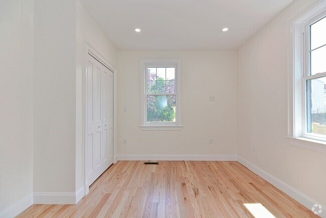 Building Photo - 64 Crescent St Unit 2 Rental