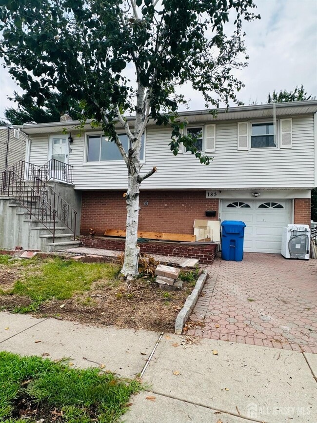 183 E Henry Pl