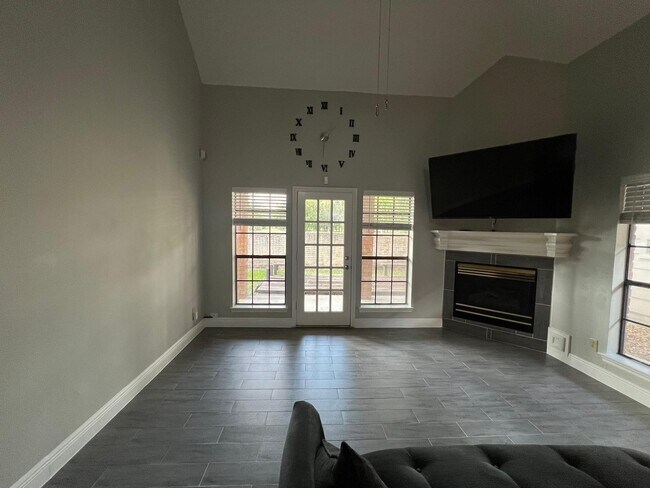 Photo - 6990 Oakwood Park
