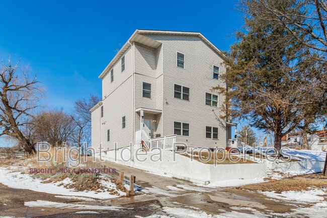 Photo - 863 Clark St N