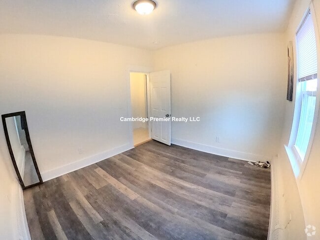 Building Photo - 9 Temple St Unit 3 Rental