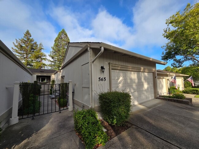 Building Photo - Spacious 3 bedroom 2 bath townhome for rent in Crow Canyon Country Club