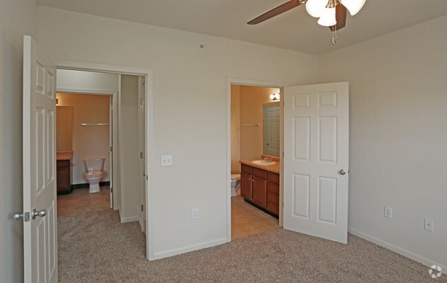 2BR, 2BA - 904 SF