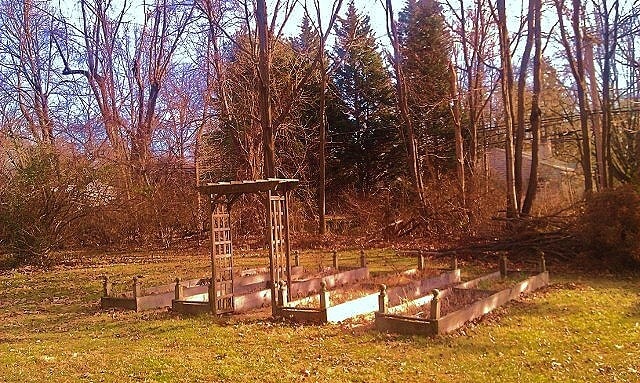 Disfrute charlando con los vecinos en nuestro "jardín comunitario". ¡No hay nada mejor que lo cultivado en casa! - 657 South Sumneytown Pike Unidad Apt#3