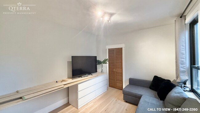 Photo - 251 Silverthorn Av