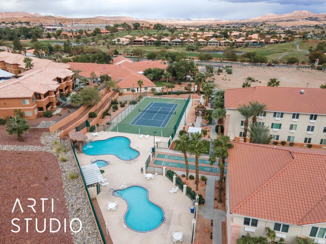 Amenities - Pools, hot tub, tennis - 555 Highland Dr Unit 105